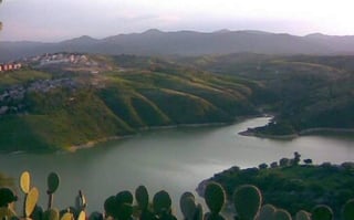 La presa Madín, cuenca que abastece de agua potable a fraccionamientos de Naucalpan, Atizapán y Tlalnepantla, presenta contaminación severa de metales pesados y contaminantes químicos. (TWITTER)
