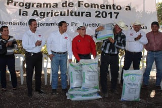 En las instalaciones del despepite Unificación Nueva Laguna de San Pedro de las Colonias, Coahuila; la Sagarpa entregó 1.7 toneladas de biofertilizante a 967 productores. (ARCHIVO)