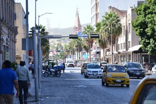 Otra vez. Por las peregrinaciones religiosas, en sentido contrario por la avenida Juárez, se agudizarán problemas viales. (FERNANDO COMPEÁN)