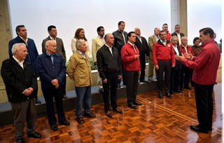 Petición. Enrique Peña Nieto (Der.) exhortó a la Confederación Nacional Campesina y a la dirigencia tricolor estar unidos.