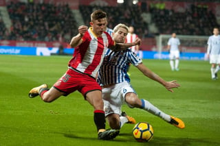 El defensa del Girona Maffeo (i) trata de superar a Íñigo Martínez, de la Real Sociedad, durante el partido de Liga en Primera División. (EFE)