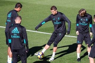 Los jugadores del Real Madrid, el portugués Cristiano Ronaldo (c), el croata Luka Modric (d) y el francés Raphael Varane (i), durante el entrenamiento realizado ayer en la Ciudad Deportiva de Valdebebas. (EFE)