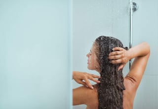 Se recomienda seguir algunas prácticas de higiene saludable, tales como asearse una vez al día con agua y jabón neutro para no romper el equilibrio del pH vaginal. (ARCHIVO)