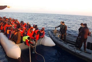 Opción. Migrantes tratan de cruzar el Mediterráneo. (AP)