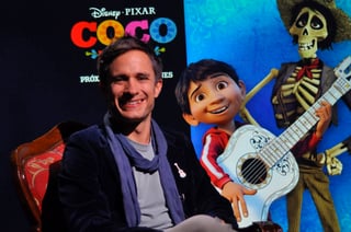Postura. El actor Gael García dedica a nombre de Pixar y de sus trabajadores latinos, la película Coco a los hijos de los inmigrantes. (ARCHIVO)