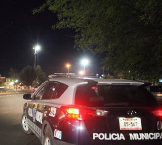 Captura. Elementos de la Policía Municipal, los que ubicaron y detuvieron a Sergio Javier, 'tragafuego', de 31 años. (EL SIGLO DE TORREÓN)
