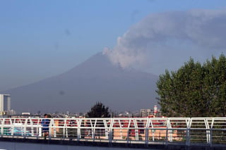 En las últimas 24 horas, el Popocatépetl presentó 310 exhalaciones de baja intensidad acompañadas de vapor de agua y gas, así como cinco explosiones, informó el Centro Nacional de Prevención de Desastres. (ARCHIVO)