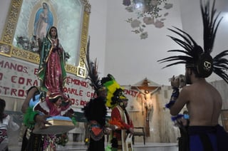 Las danzas llegaron hasta la Parroquia de Nuestra Señora del Carmen. (GUADALUPE MIRANDA) 