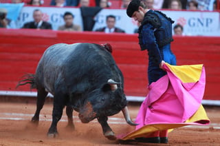 El torero español Julián López 'El Juli' lidia su segundo toro de la tarde 'Compadre' de 506 Kg. (EFE)