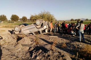 Accidente. Por circular a exceso de velocidad, hermanos sufren volcadura en carretera a Tlahualilo. 