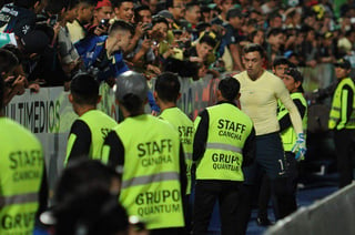 Agustín Marchesín se dio tiempo para saludar a algunos aficionados americanistas en las tribunas del estadio Corona.
