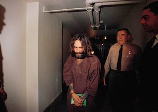 Pero muchos años antes de que sus seguidores, 'La Familia', asesinaran a nueve personas siguiendo sus instrucciones, Manson había dado evidentes muestras de su afiliación al crimen. (AP)