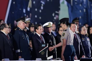 Reconoce. El presidente Enrique Peña Nieto, encabezó este lunes la ceremonia oficial por el 107 Aniversario de la Revolución Mexicana, en la que entregó 57 condecoraciones y ascensos. (EL UNIVERSAL)