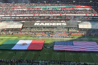 La fiesta de la NFL llegó por tercera vez al estadio Azteca en partido de temporada regular. (AP)