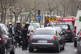 Los investigadores de la subdirección antiterrorista francesa sospechan que los tres detenidos suministraron las armas utilizadas por los autores de los ataques contra la revista y contra un supermercado judío de la capital francesa. (ARCHIVO)
