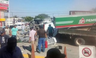 El accidente ocurrió sobre la carretera La Piedad–Vista Hermosa, a la altura del entronque a Zamora, en el que perdieron la vida seis personas, entre ellas dos menores de 5 y 7 años de edad. (ARCHIVO)