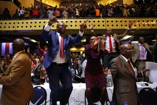 Sorpresa. Los parlamentarios celebraron al conocer la dimisión de Robert Mugabe a la presidencia de Zimbabwe. (EFE)