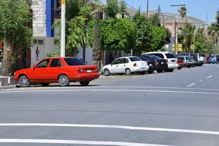 En contra. En julio de este año vecinos de la avenida Matamoros manifestaron su inconformidad por un estacionamiento en batería. (ARCHIVO)
