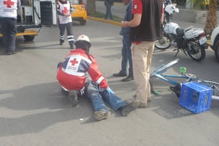 Atención. Paramédicos de la Cruz Roja trasladaron al ciclista a la clínica 16 del Instituto Mexicano de Seguro Social. (EL SIGLO DE TORREÓN) 
