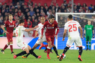 Roberto Firmino, durante el encuentro entre el Liverpool y el Sevilla, en la ciudad española. (AP)