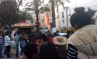 Por la mañana, habitantes de la comunidad de Tehuatzingo quemaron la Comandancia de la Policía Municipal de Libres en protesta porque presuntamente dejarían libre a un presunto violador. (ESPECIAL) 