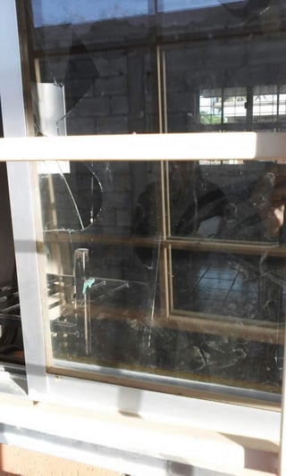 Los ladrones forzaron una puerta y una ventana para ingresar a uno de los salones y apoderarse de una grabadora y material didáctico. (EL SIGLO DE TORREÓN) 