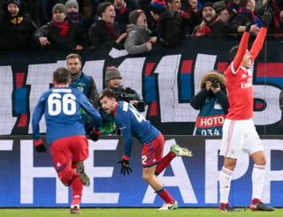 El jugador del CSKA Moscú Georgi Schennikov celebra el gol conseguido ante el Benfica, durante el partido del grupo A de la Champions disputado en el VTB Arena de Moscú.
