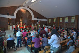 Al término del acto religioso el músicos lagunero Albino Barrios y su familia ofrecieron una reliquia a la que acudieron cientos de habitantes de la región. (EL SIGLO DE TORREÓN)