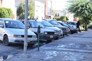 Se atendió. Aseguran autoridades que no hay marcha atrás en  el uso de estacionamiento en batería en avenida Matamoros. (FERNANDO COMPEÁN)