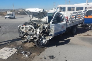 Accidente. Una camioneta se impactó contra un camión revolvedor de cemento en el Parque Industrial Oriente de Torreón. (EL SIGLO DE TORREÓN)