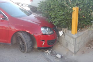 Choque. Un vehículo sedán se impactó contra jardinera en la zona centro de la ciudad de Torreón. (EL SIGLO DE TORREÓN) 
