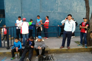 En su cuenta de Twitter, el Cruz Azul pidió a sus seguidores que indiquen en dónde observan la venta ilegal de boletos. (ARCHIVO)