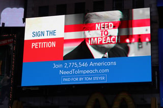Mensaje. La valla publicitaria en Times Square busca fortalecer el movimiento contra Trump. (NOTIMEX)