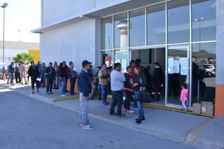 Afluencia. Las oficinas de la Recaudación de Rentas de Torreón estarán abiertas hasta las cuatro de la tarde también de mañana sábado  con los diversos descuentos autorizado para 'El Buen Fin'. (FERNANDO COMPEÁN)