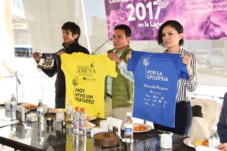 También presentaron durante la conferencia de prensa, las playeras y el número con su respectivo sujetador. (Fotografía de Jesús Galindo López)