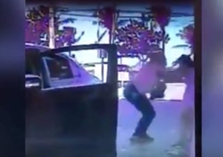 El video fue captado por cámaras de seguridad de un vehículo. (YOUTUBE)