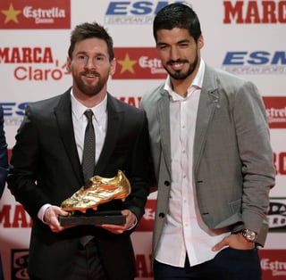 Luis Suárez entregó el premio al máximo artillero de la temporada pasada, mismo que él ganó hace un año. (Especial)