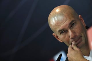 Sin poder aguantar la risa, Zidane defendió que su jugador no provocó la amonestación.