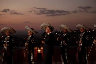 Luego de que Luis Miguel fuera captado en San Miguel de Allende, Guanajuato, grabando el videoclip de su sencillo “La Fiesta del Mariachi”, ha sido revelada la cantidad que el equipo del intérprete habría pagado para realizar este proyecto en esa ciudad. (AGENCIA MÉXICO)