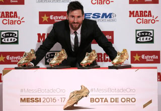 El volante argentino Lionel Messi recibió la cuarta Bota de Oro en su carrera que lo acredita como el máximo goleador de Europa, tras anotar 37 goles en la temporada 2016-2017 en la Liga de España. (AP)