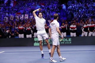 Richard Gasquet (d) and Pierre-Hugues Herbert ganaron el partido de dobles. (EFE)