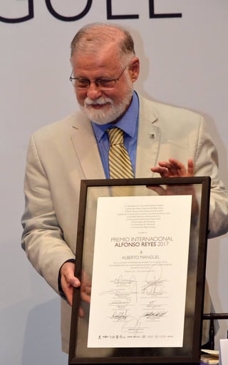 Casa. El escritor argentino Alberto Manguel recibió el Premio Alfonso Reyes 2017 en Monterrey, Nuevo León. 