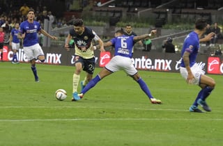La “magia” del lagunero Oribe Peralta no apareció ayer en el estadio Azteca para definir el partido a favor de las Águilas. (Notimex y EFE)
