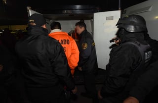 La Secretaría de Seguridad del Estado de México, trasladó a varios Ceferesos, a 50 presos que se encontraban en penales mexiquenses con un alto perfil criminológico. (NOTIMEX)