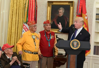 Polémico. Trump generó una nueva controversia al llamar 'Pocahontas' a una legisladora demócrata en una ceremonia donde un grupo de veteranos de guerra indígenas. (AP)
