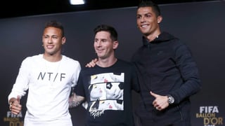 Messi y Cristiano han disputado los últimos tres mundiales, en los que marcaron cinco y tres goles, respectivamente; mientras Neymar únicamente jugó en Brasil 2014, torneo en el que anotó cuatro tantos. (ARCHIVO)