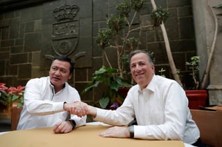 ¿Paces?. El Secretario de Gobernación, Miguel Ángel Osorio Chong (izq.), y José Antonio Meade (der.), aspirante presidencial del PRI, se reunieron en un restaurante de la CDMX. (EL UNIVERSAL)