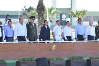 Presidium. El presidente de México con los secretarios de la Defensa, Marina y los gobernadores de Coahuila y Durango. (FERNANDO COMPEÁN)