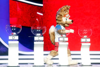 Zabivaka, mascota de la Copa del Mundo FIFA Rusia 2018, participa en el ensayo del sorteo de emparejamientos para el Mundial de futbol 2018 en el Palacio del Kremlin, en Moscú. (EFE)
