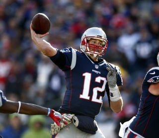 El mariscal de campo de los Patriots, Tom Brady, no practicó ayer con el equipo debido a un problema en el tendón de Aquiles. (AP)